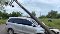 Avanza Ringsek Usai Tabrak Tiang Listrik, Polisi Selidiki Penyebab Kecelakaan