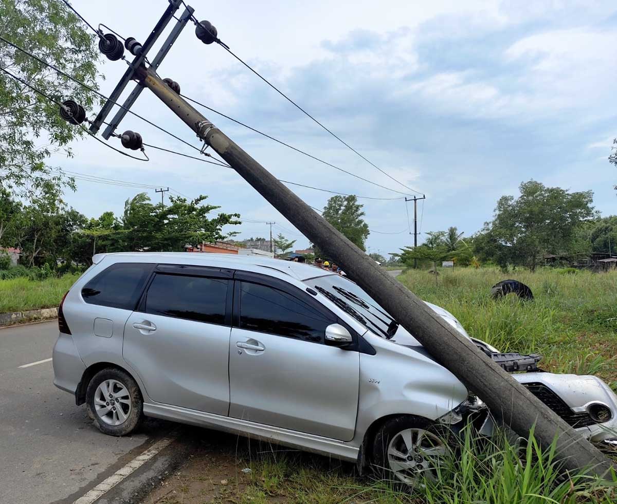 Avanza Ringsek Usai Tabrak Tiang Listrik, Polisi Selidiki Penyebab Kecelakaan