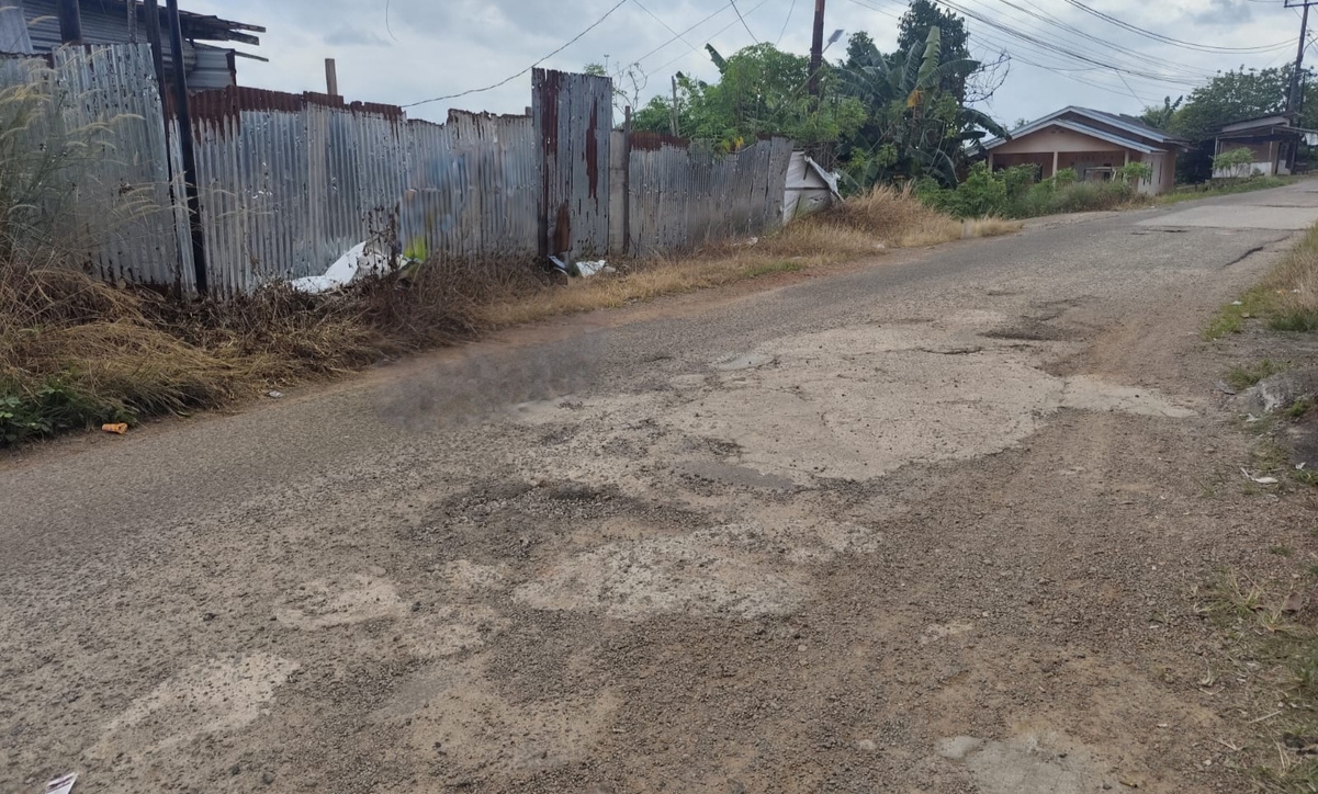 Jalan Rusak di Tanjungpinang Timur, Warga Lakukan Perbaikan Darurat