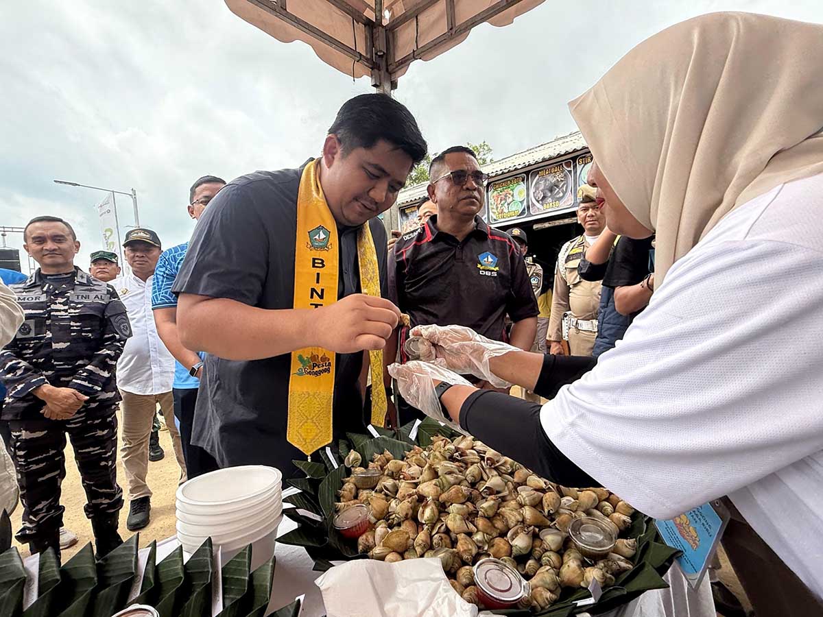 Pesta Gonggong Meriahkan Wisata Gurun Telaga Biru Busung Bintan