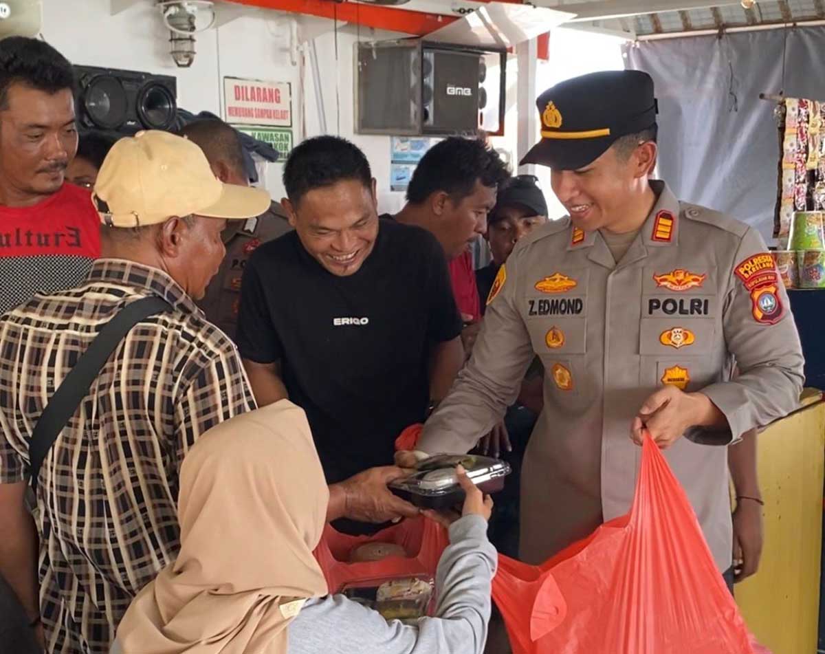 Menunggu Kapal di Telaga Punggur, Pemudik Dapat Nasi Kotak untuk Berbuka