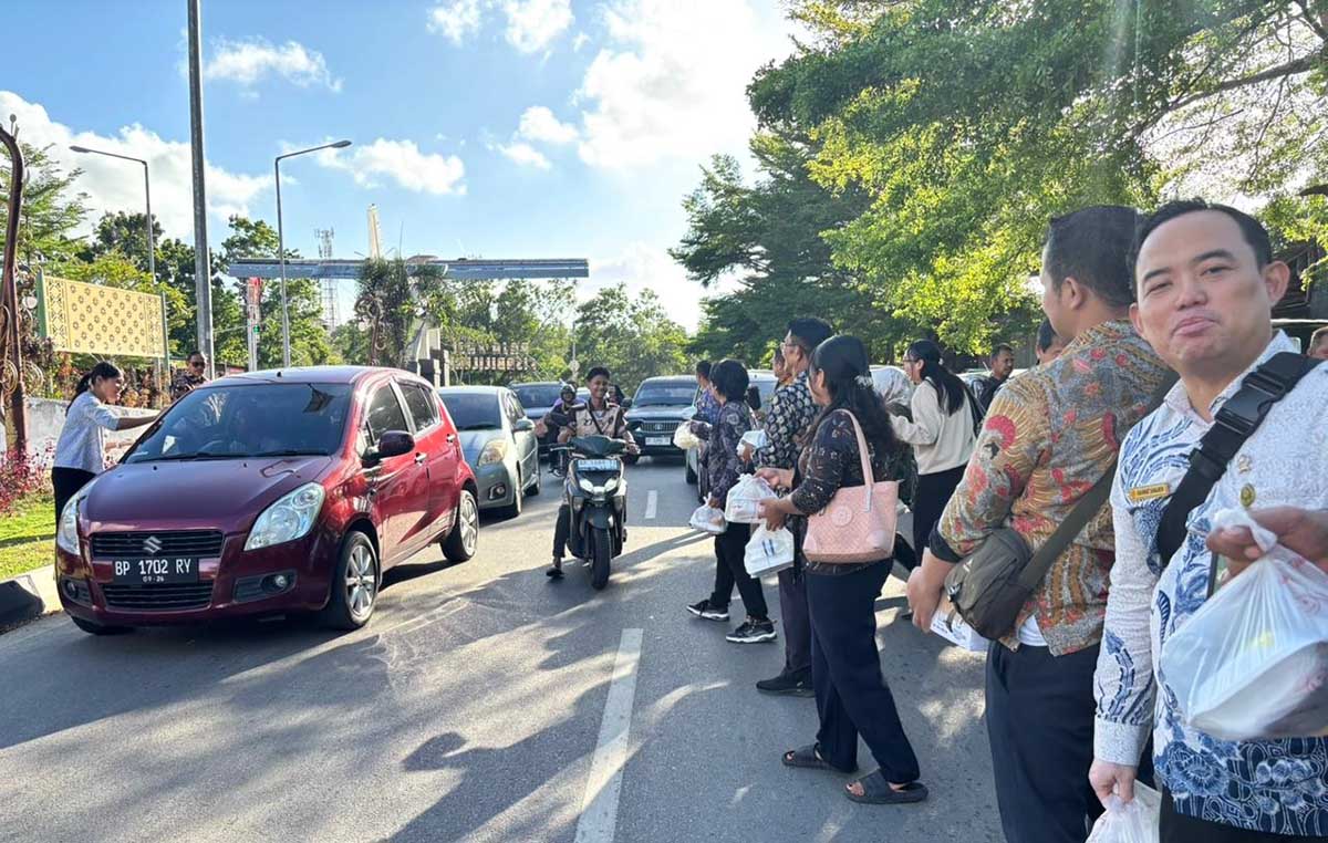 PN Tanjungpinang Turun ke Jalan, Bagi Takjil Sambil Kampanye Anti Korupsi