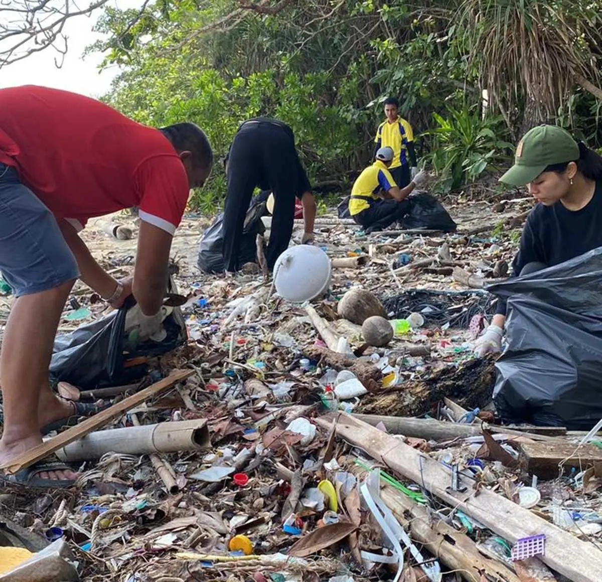 Peringati Hari Bumi, Nirwana Gardens Bintan Gelar Aksi Bersih Pantai dan Laut