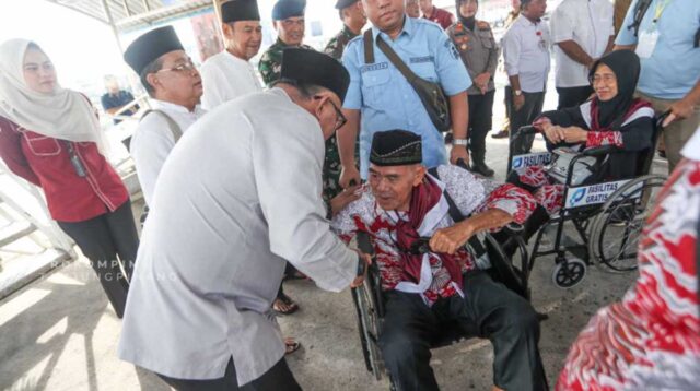 Ratusan Jemaah Calon Haji Tanjungpinang Berangkat ke Tanah Suci, Suasana Haru Iringi Pelepasan