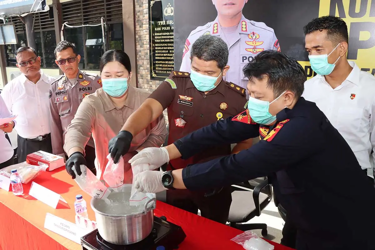 Pasutri di Tanjungpinang Jadi Kurir Narkoba, Barang Bukti Dimusnahkan Polisi