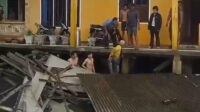 Diterpa Angin Kencang, Rumah di Pulau Penyengat Tanjungpinang Ambruk ke Laut