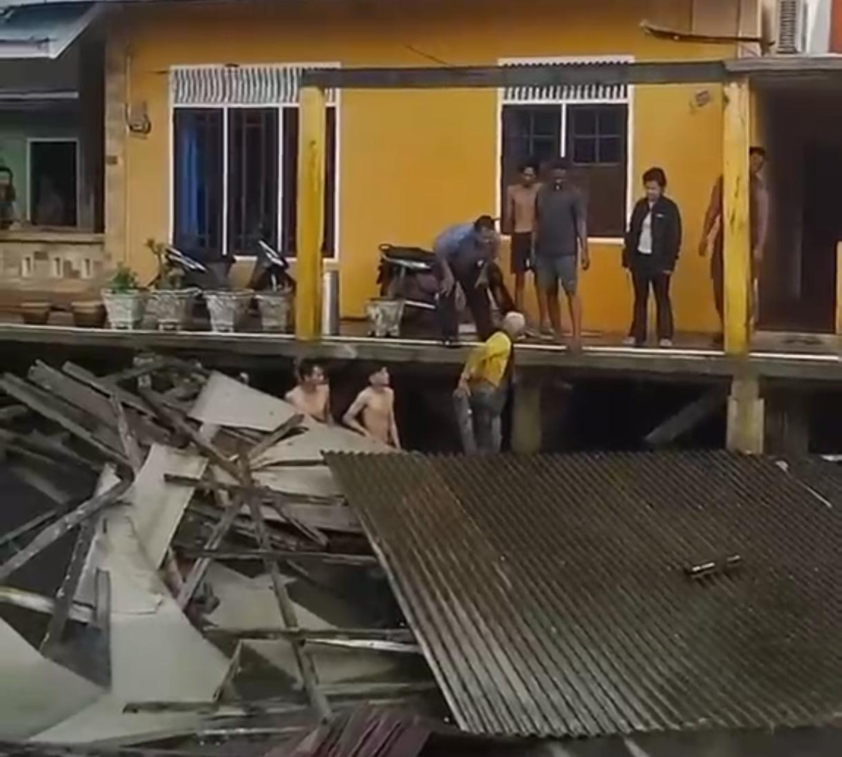 Diterpa Angin Kencang, Rumah di Pulau Penyengat Tanjungpinang Ambruk ke Laut