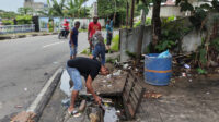 Drainase Tersumbat Sampah, Warga Kampung di Tanjungpinang Turun Tangan