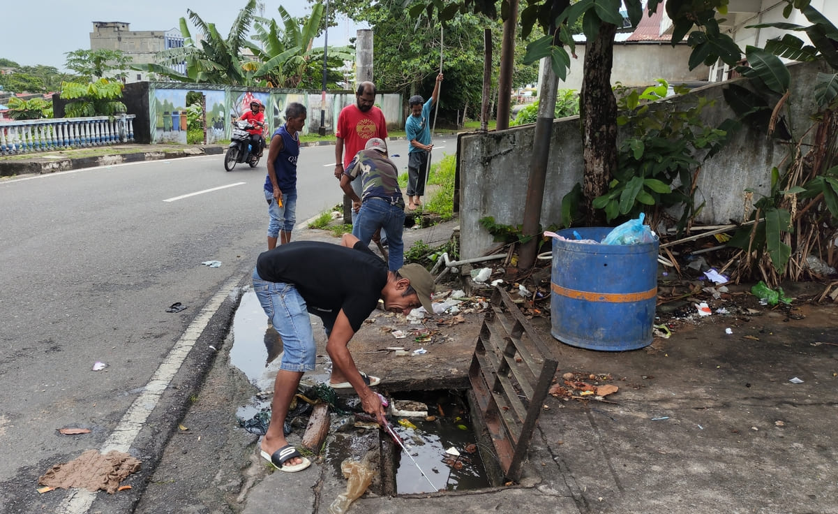 Drainase Tersumbat Sampah, Warga Kampung di Tanjungpinang Turun Tangan